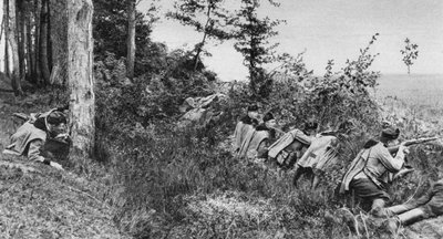 Avanguardia degli Uhlan austro-ungarici che occupano una radura in una foresta, Prima Guerra Mondiale, 1917 da Unbekannt