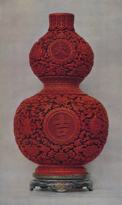 Vaso di lacca rossa intagliata su fondo verde oliva con supporto di lacca piatta, 1928 da Unbekannt