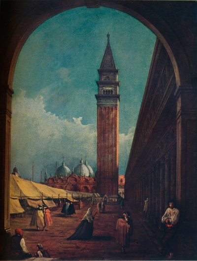 Venezia: Una fiera in Piazza San Marco vista attraverso un arco all