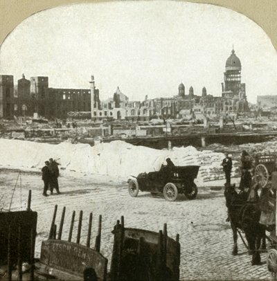 Vista dalla stazione di distribuzione della scuola Moulder, mostrando tonnellate di farina sul marciapiede, 1906 da Unbekannt