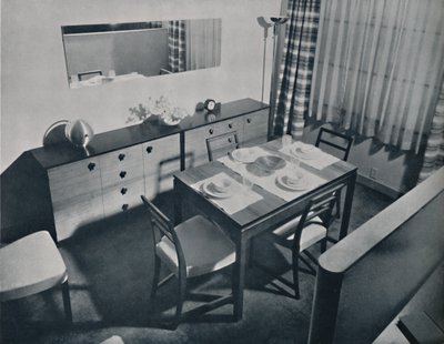 Vista nel soggiorno-sala da pranzo progettato da Gilbert Rohde da Unbekannt