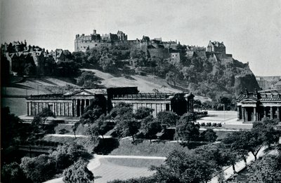 Veduta della National Gallery of Scotland e del Castello di Edimburgo, c1945 da Unbekannt