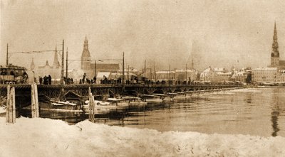 Veduta del ponte galleggiante sul fiume Dvina, Riga, Lettonia, 1915 da Unbekannt