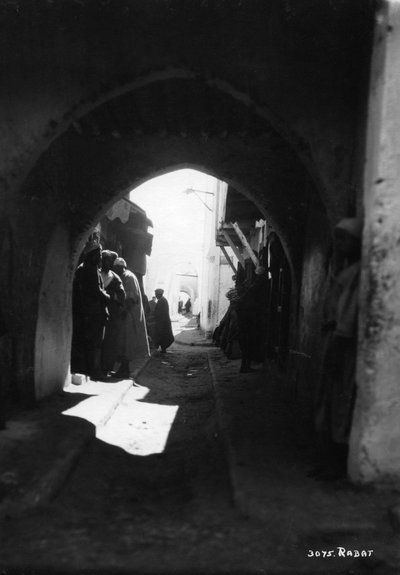 Vista attraverso un arco, Rabat, Marocco, c1920s-c1930s da Unbekannt