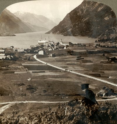 Tetti del villaggio e campi soleggiati di Odde, N. lungo il Sorfjord circondato da montagne, Norvegia, 1905 da Unbekannt