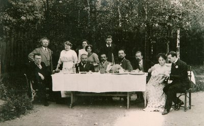 Visitatori con lo scrittore russo Alexander Kuprin e la sua famiglia, Gatchina, Russia, inizio 20° secolo da Unbekannt