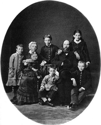 Vladimir Ulyanov Lenin come studente di scuola, con la sua famiglia, Simbirsk, Russia, 1879 da Unbekannt