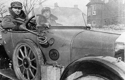 Donne volontarie autiste in una Wolseley, donate per lo sforzo bellico, Cambridge, Prima Guerra Mondiale, 1915 da Unbekannt