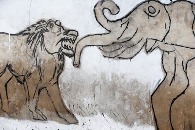 Pittura murale voodoo al mercato feticista di Akodessewa, noto come il più grande mercato voodoo del mondo. Elefante e leone. Lomé, Togo da Unbekannt