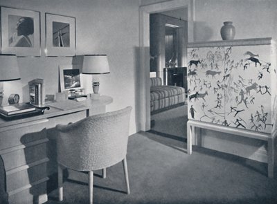 W. & J. Sloane. Sala hobby dei fotografi che mostra una scrivania in rovere naturale, una copertura tessuta a mano da Unbekannt