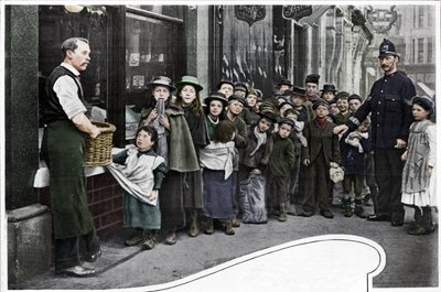 In attesa di pacchi di cibo, Cheapside, c1903 da Unbekannt