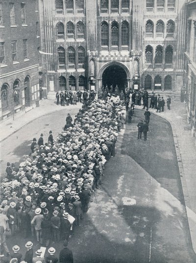 In attesa di entrare nella Guildhall per il primo grande incontro di chiamata alle armi di Mr. Asquith, 1914 da Unbekannt