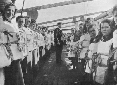 Esercitazione con cintura di salvataggio in tempo di guerra a bordo di un transatlantico, 1915 da Unbekannt