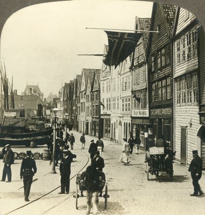 Magazzini lungo il molo nella città vecchia di Bergen, per secoli il grande mercato del pesce della Norvegia, c. 1905 da Unbekannt