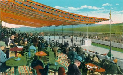 Guardando le corse davanti al Club House, Agua Caliente Jockey Club, c1939 da Unbekannt