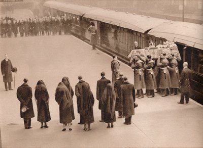 Guardando la bara, coperta dallo Stendardo Reale, 1936 da Unbekannt