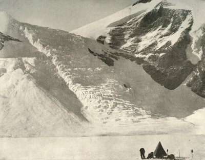 Campo della Western Party il 28 dicembre sotto un ghiacciaio sospeso alle rocce della Cattedrale, 1909 da Unbekannt