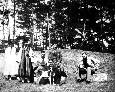 Visitatori occidentali con locali, Nam San, Corea, 1900 da Unbekannt