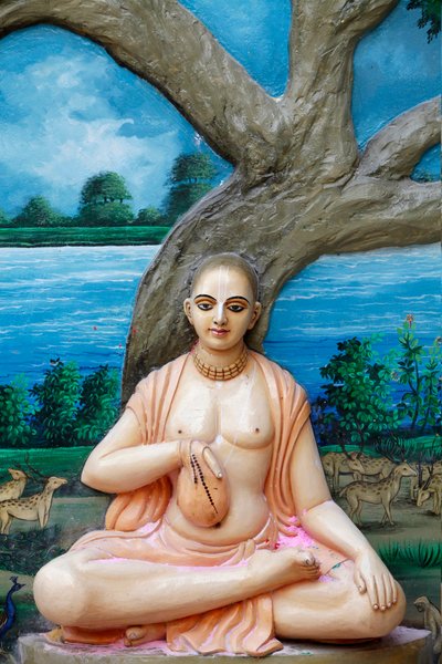 Sri Caitanya Mahaprabhu che canta japa a Imli Tala (albero di tamarindo) sulla riva dello Yamuna. Chaitanya Mahaprabhu (1486-1534) era un santo Vaishnava e riformatore sociale nell