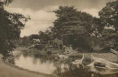 Dove le bestie della preistoria si nascondono presso il lago nei giardini del palazzo, c. 1935 da Unbekannt
