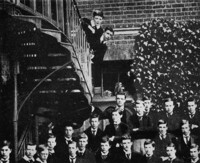 Winston che sale una scala, mentre la classe posa, c1889, 1945 da Unbekannt