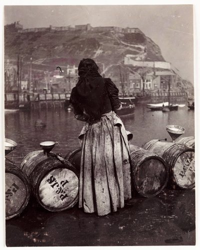 Donna e barili, porto di Whitby, circa 1905 da Unbekannt