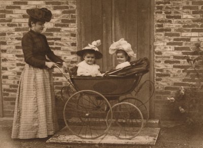 Donna e bambini in un passeggino da Unbekannt