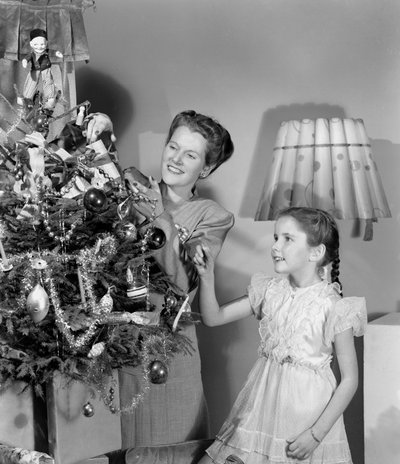 Donna e ragazza che decorano un albero di Natale, c 1948 da Unbekannt