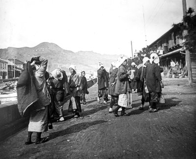 Donna che trasporta carichi di carbone, Nagasaki, Giappone, c1900 da Unbekannt