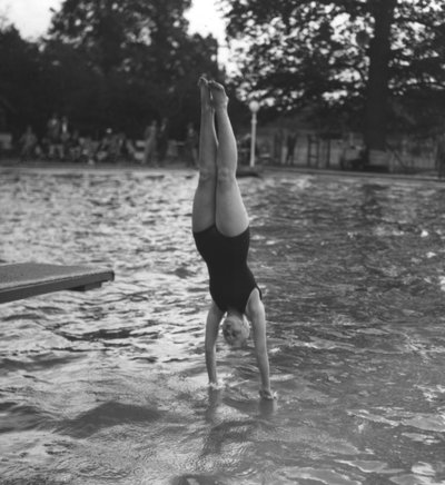 Donna che si tuffa in una piscina, XX secolo da Unbekannt