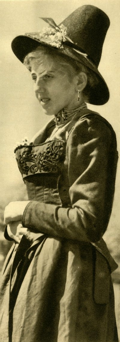 Donna in costume tradizionale, Tirolo, Austria, c1935 da Unbekannt