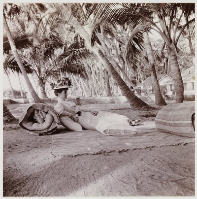 Donna sdraiata sotto le palme, c 1911 da Unbekannt