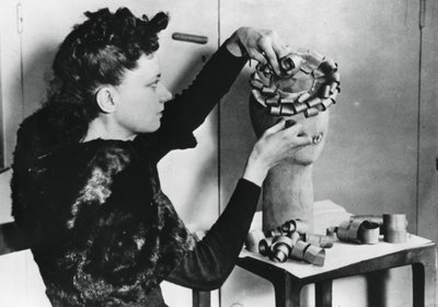 Donna che fa un cappello con trucioli di legno, Francia occupata dai tedeschi, aprile 1941 da Unbekannt