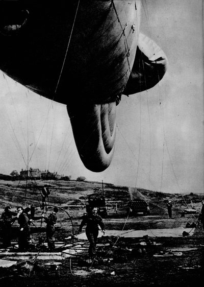 Donna della WAAF che maneggia un pallone di sbarramento, 1943 da Unbekannt
