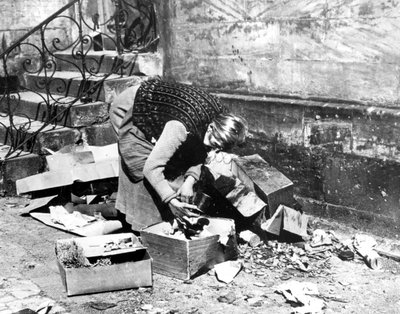 Donna che cerca cibo, Bayreuth, Germania, aprile 1945 da Unbekannt