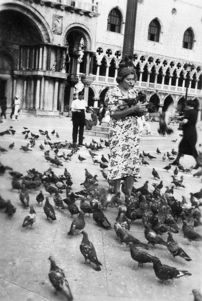 Donna circondata da piccioni, Piazza San Marco, Venezia, Italia, 1938 da Unbekannt