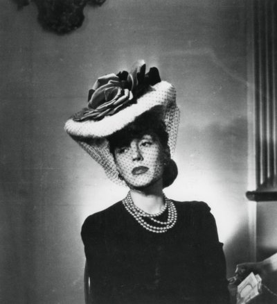 Donna con cappello e velo del designer di moda francese Jacques Fath, Francia, 1943 da Unbekannt