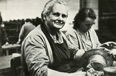 Donne addette alla manutenzione e riparazione degli aerei, Galles del Sud, Seconda Guerra Mondiale, c1939-c1944 1946 da Unbekannt