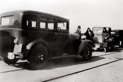 Donne e auto parcheggiate, 1930 da Unbekannt