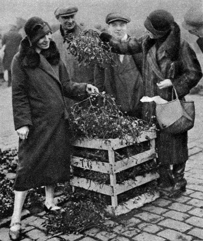 Donne che scelgono mazzi di vischio, Caledonian Market, Londra, 1926-1927 da Unbekannt