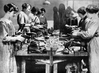Donne calzolai che riparano calzature per lo sforzo bellico, 1914-1918 1936 da Unbekannt