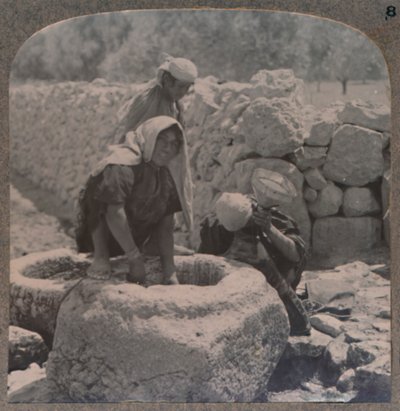Donne che attingono acqua alla Fontana dei Magi, sulla strada per Betlemme, c1900 da Unbekannt