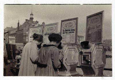 Donne che guardano le macchine 