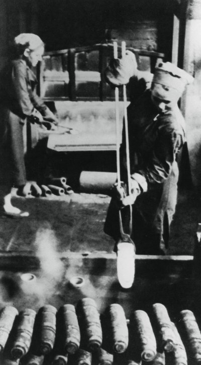 Donne che fabbricano involucri di proiettili in una fabbrica russa, Seconda Guerra Mondiale, 1943 da Unbekannt