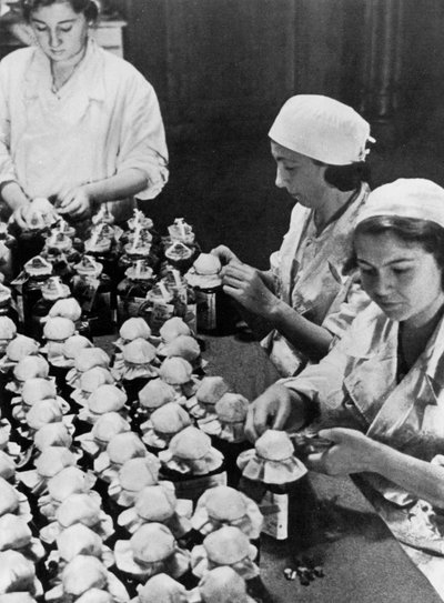 Donne che sigillano fiaschi di sangue donato, Seconda Guerra Mondiale, Mosca, 1941 da Unbekannt