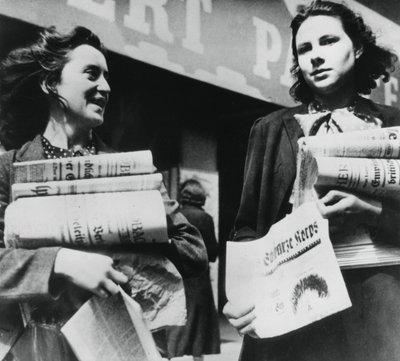 Donne che vendono giornali tedeschi, Parigi occupata dai tedeschi, 19 luglio 1940 da Unbekannt