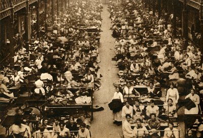 Donne che lavorano nella fabbrica di abbigliamento dell