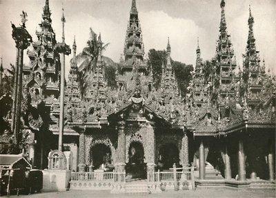 Santuari scolpiti in legno con mosaico di vetro alla Pagoda Shwe Dagon, Rangoon, 1900 da Unbekannt