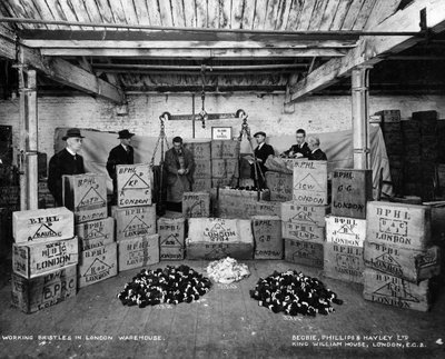 Lavorare con le setole in un magazzino, Londra, 1938 da Unbekannt