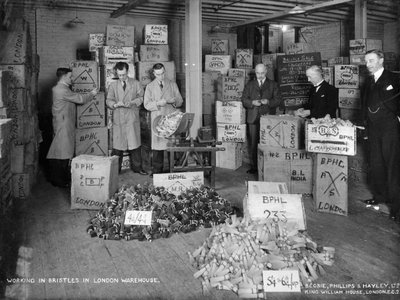 Lavorare con le setole in un magazzino, Londra, 1938 da Unbekannt